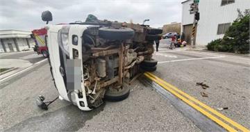 馬公路口驚險翻車！小客車對撞小貨車　2名駕駛受傷送醫