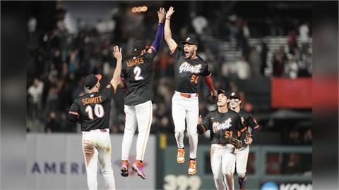 MLB(影)／鄧愷威有機會打季後賽！巨人近16戰拿下13勝國聯外卡暫居第四名