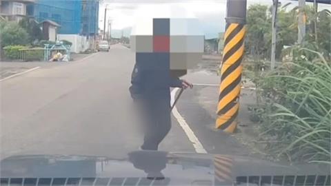 不滿路上車輛太吵持斧頭揮砍！　宜蘭男遭逮辯稱：只是想嚇人