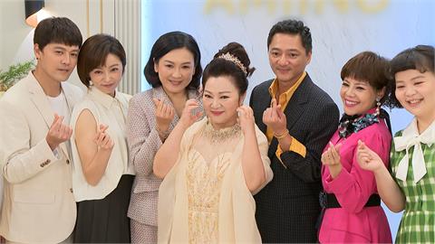 本色出演！白冰冰客串八點檔大戲演自己　演員招牌「歡迎儀式」相迎氣氛嗨