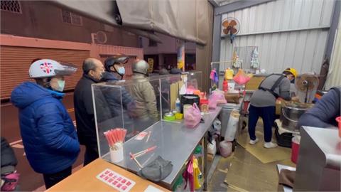 寒冷！天未亮搶排隊　彰化50年素食藥膳湯半小時完售