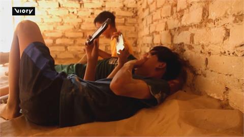 躺在沙子上睡覺！　印尼村莊特殊生活習慣網路爆紅