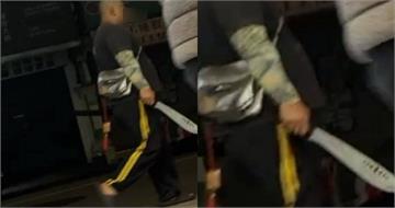 士林夜市深夜驚見「男子持長刀遊走」　民眾拍下驚悚畫面通報警方