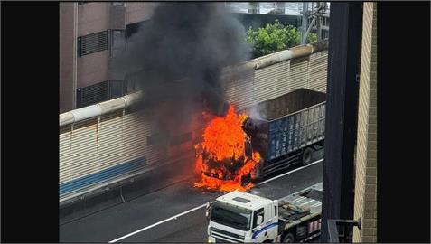 快新聞／國2東向南桃園段「大貨車起火」車頭被火焰覆蓋　車流回堵5k