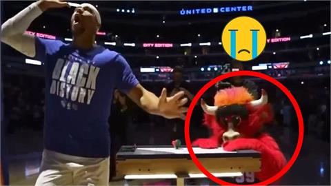 NBA(影)／主場輸球連吉祥物都被欺負！芝加哥「本尼牛」氣墊球推不贏哈特氣噗噗