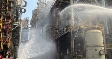 高雄中油大林廠「重油洩漏」引火黑煙狂竄　環保局依空污法開罰最高500萬