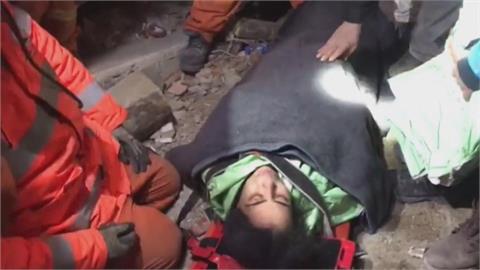 土敘強震傳捷報！　孩童受困60小時獲救　瓦礫堆下救出新生兒