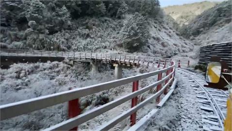 快新聞／太平山下雪了！開園時程、管制曝光　遊客守夜見雪景興奮喊：終於等到了