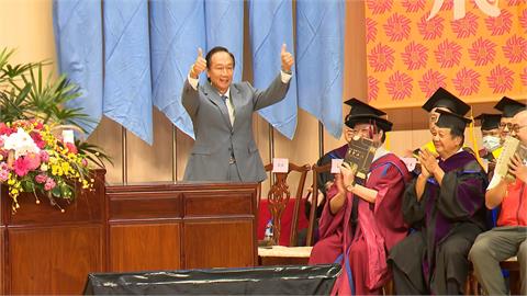 不放棄2024？有獨立參選可能性？　郭台銘停頓2、3秒　神秘回眸笑