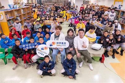 棒球／中信兄弟球星王威晨！擔任球芽基金會頒獎嘉賓勉勵小球員