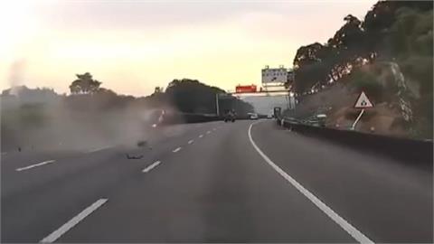 國道失控自撞護欄！　轎車翻滾３圈　車頭全毀、輪胎飛出
