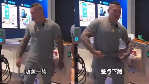 央視5度狂讚「館長朝聖中國0濾鏡」！下秒「畫面破功全放送」微博網翻桌：沒必要