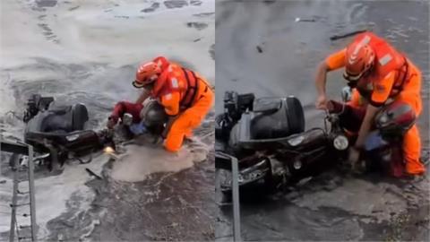 薔琵颱風發威！台東老翁騎車「慘遭巨浪包圍」倒地　海巡急衝救人驚險畫面曝