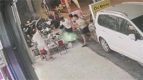 酒瓶齊飛！高雄小吃店十人大亂鬥　越籍移工「敬酒問題」開打已逮６嫌