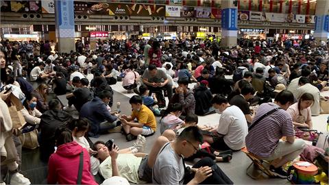 「固拉多團戰」掀寶可夢熱潮　上千玩家擠爆台北車站
