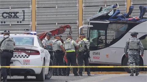 墨西哥貨運列車撞上雙層巴士　至少10死逾60傷　撞擊畫面曝光！
