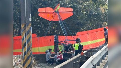 快新聞／屏東驚傳滑翔機墜落農田！大批警消出動　駕駛緊急送醫