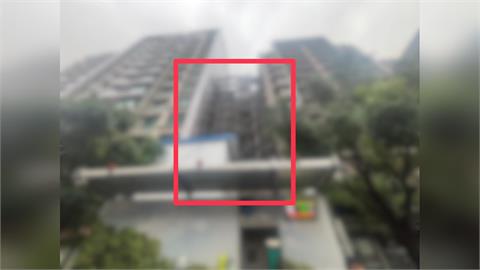 新莊一處5層樓住宅大樓驚傳2工人在安裝電梯時墜落，經搶救後雙雙不治。（圖／翻攝畫面）