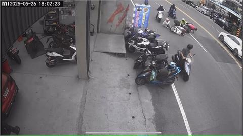 鬼切害後面三機車撞車　騎士看一眼...竟直接騎走