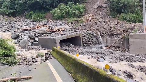巴威狂轟！新竹山區道路多處坍方　台電工程車上山搶修受困