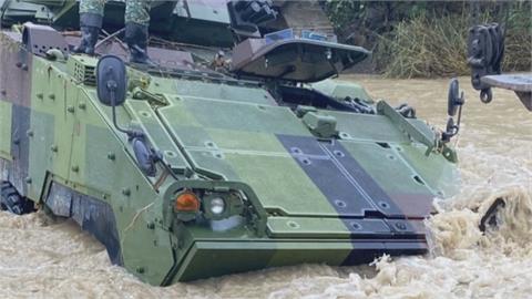 訓練突遇溪水暴漲　雲豹裝甲車熄火卡溪床
