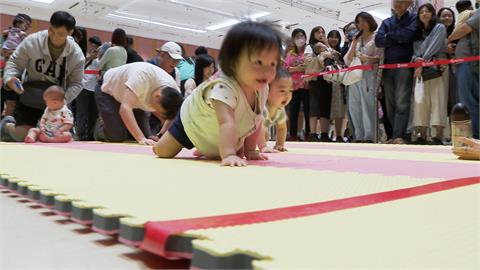 慶母親節！台北、嘉義寶寶爬行比賽登場　媽媽笑開懷