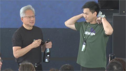 黃仁勳現身輝達台灣員工大會！大方送香檳王　蔣萬安逗趣回眸曝光