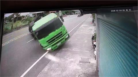 台東死亡車禍！　拖板車失控撞民宅　３５歲駕駛「"噴飛卡土堆」亡