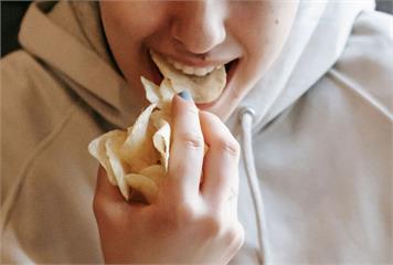 減重總是管不住嘴狂吃零食？   研究：關鍵恐「睡得不夠多」