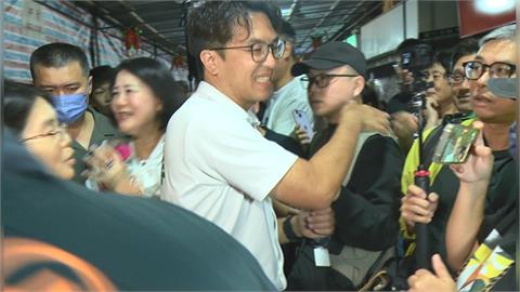 來不及了！沈伯洋連跑兩廟平安宴　支持者搶簽名合照「幕僚急出手沒收筆」