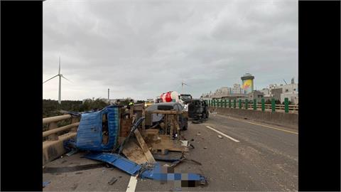 台61曳引車閃避事故車泥沙滲漏　後車追撞兩人命危