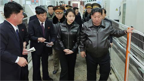 13歲金主愛不只會開槍!她「開坦克車載金正恩」兜風…視察戰車畫面曝光