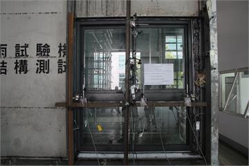 景觀窗越大越危險？內政部推門窗風雨試驗 強化抗風壓能