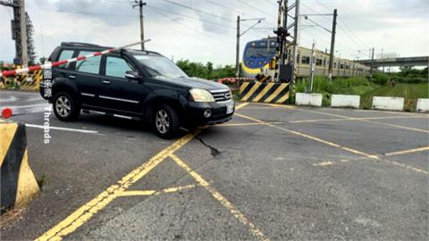 驚險！台南休旅車拋錨卡鐵軌　駕駛下車按緊急按鈕