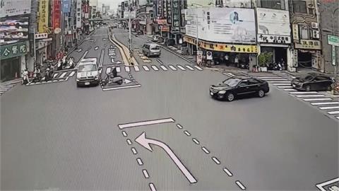 台南救護車執勤載病患　騎士疑未注意路口直撞倒地