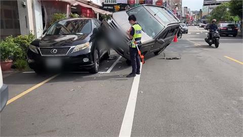 打噴嚏手抖釀禍？　轎車失控衝撞休旅車「2車疊羅漢」