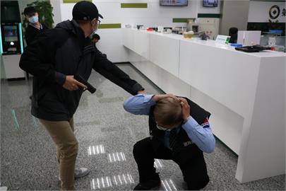 快新聞／還原銀行搶案、提升案發應變能力　蘆洲分局今執行高擬真演練