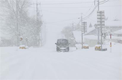 日本下暴雪積雪過深　「名神高速公路」大塞車至少10km