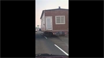 霍爾的移動城堡？貨車載屋路上跑