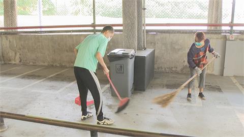 籃球場每晚滿地垃圾 四清潔人員掃三小時