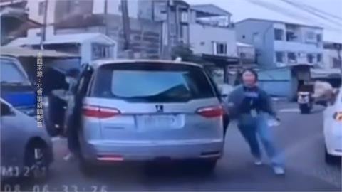 移民署這台車門壞掉？　專勤隊曝「不關車門」用意