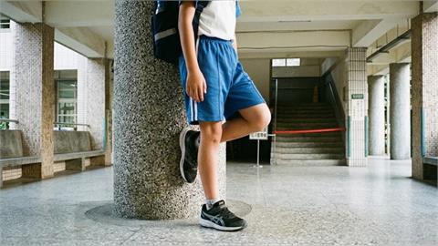 國小學童提早到校「被罰單腳站立」！媽發文公審反遭全網罵爆：校規寫很清楚…
