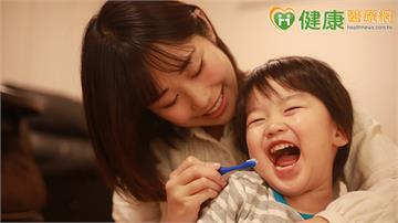 養成刷牙習慣從小做起　醫師手把手教你幫孩童刷牙