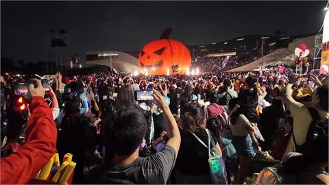 高雄衛武營萬聖節活動吸引近30萬人 笑瘋!「盧媽媽」們包圍蟑螂弟弟 「鴕鳥群」逛大街