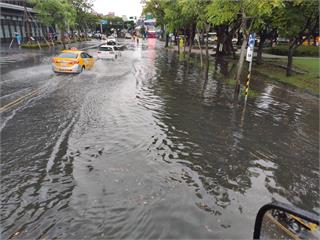 快新聞／北市士林區雨彈猛襲！ 中山北路、福林路口「積水30公分」