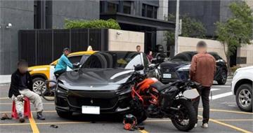 重機撞上「地表最貴休旅車」！騎士一臉茫然呆坐　網笑：懷疑人生