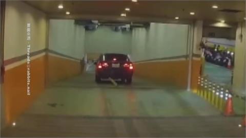 傻眼！高雄阿伯開車闖平交道　隔日再撞停車場防撞桿