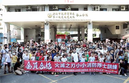 快新聞／山田摩衣Cos「香奈乎」現身板橋　帶領孩子體驗「火滅之刃」消防訓練