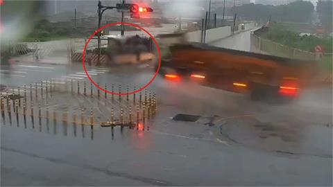 聯結車雨天打滑撞消防栓「炸出水柱」　釀路人1死1傷