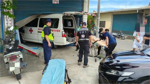 疑小客車未聽見鳴笛聲釀擦撞　救護車失控衝進熱炒店